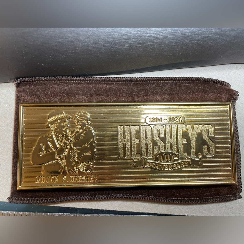29 Yr Old Hersheys 100 Yr Anniversary Gold Tone Paperweight 1894-1994 brown case